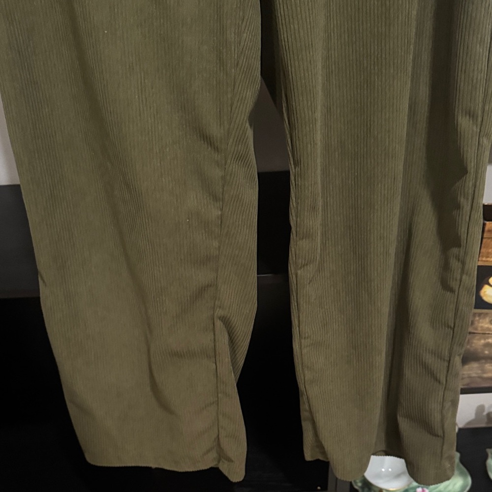 Olive Green Women's Pants and Floral Flowy Top - Picture 7 of 8